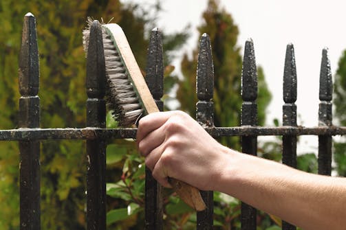 Stopp rusten: Fjern først all løs rust og eventuell løs maling med en stålbørste, for eksempel på en bormaskin. Rengjør flaten for støv og fett med grunnrens etterpå. Stopp rusten: Fjern først all løs rust og eventuell løs maling med en stålbørste, for eksempel på en bormaskin. Rengjør flaten for støv og fett med grunnrens etterpå.